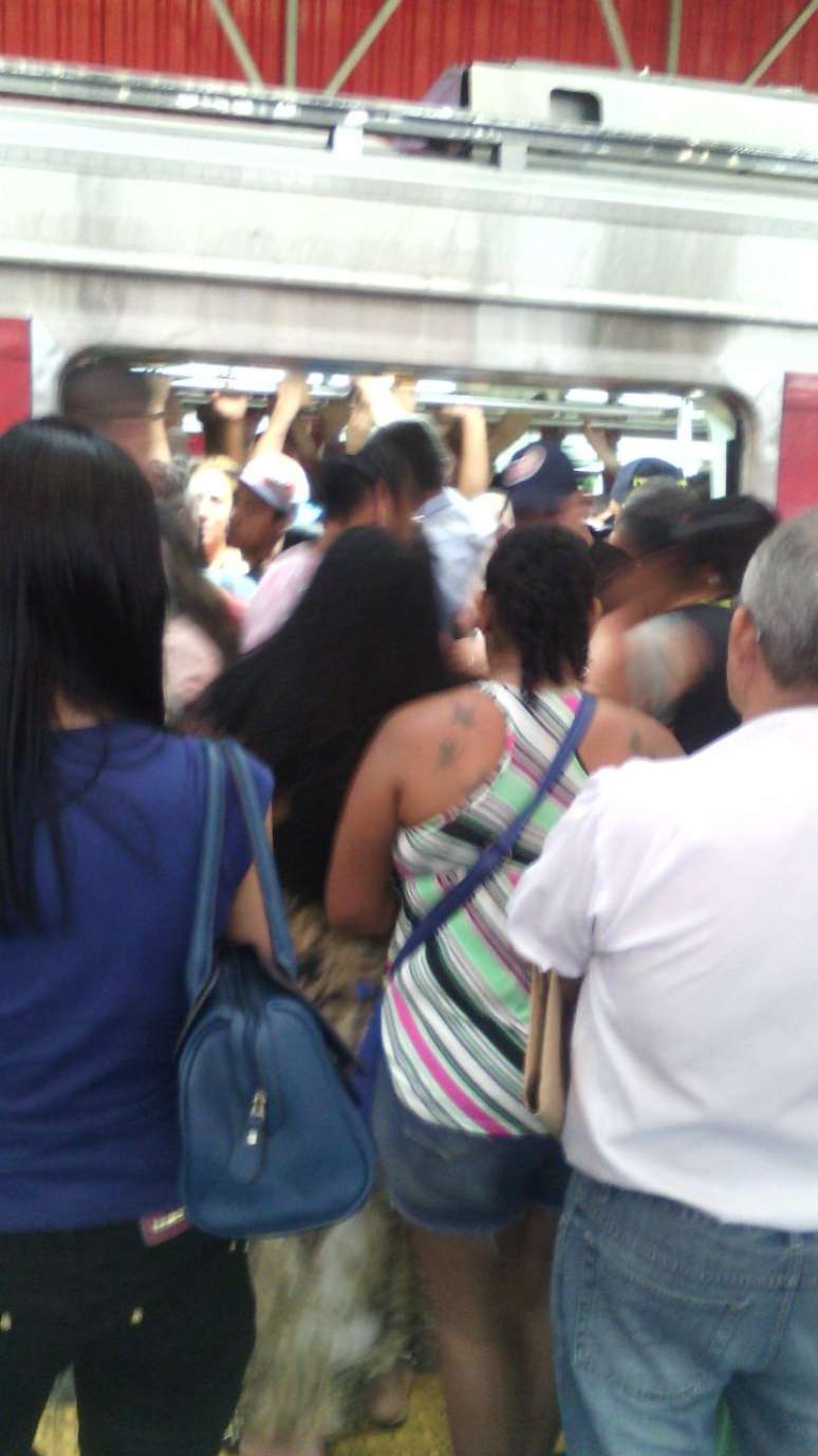 <p>Passageiros enfrentaram trens lotados na esta&ccedil;&atilde;o Corinthians/Itaquera</p>