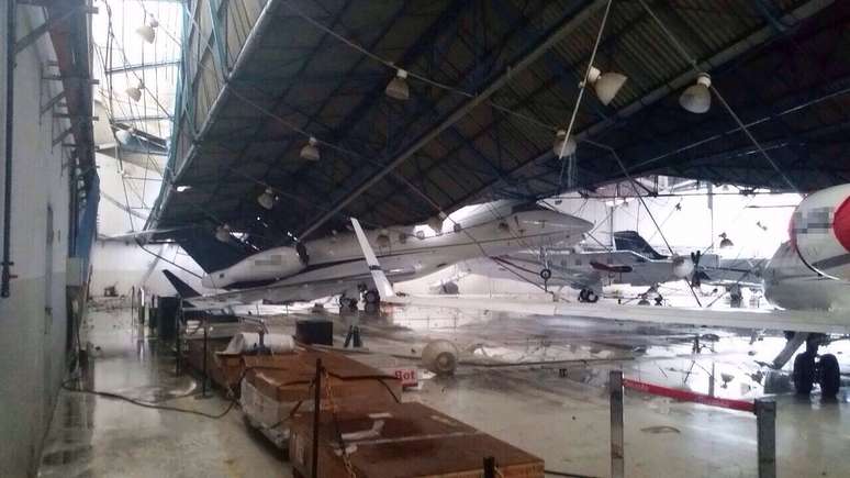 <p>Estrutura caiu sobre aeronaves que estavam estacionadas no hangar</p>