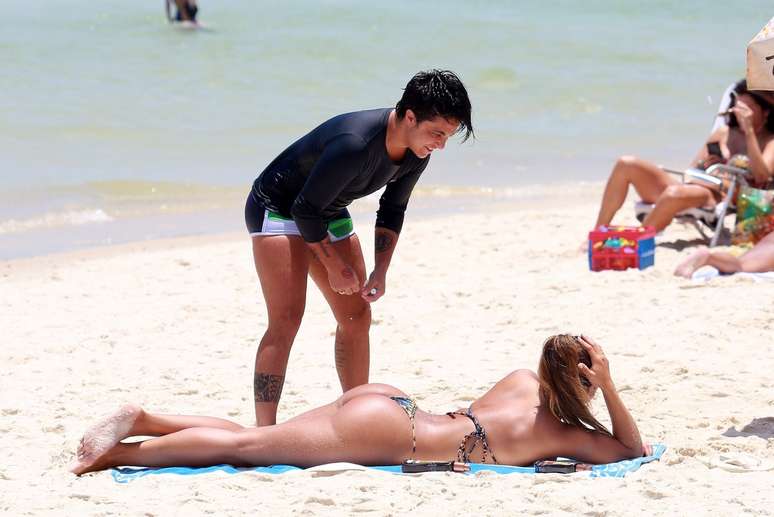 Thammy e namorada curtem praia no Rio 