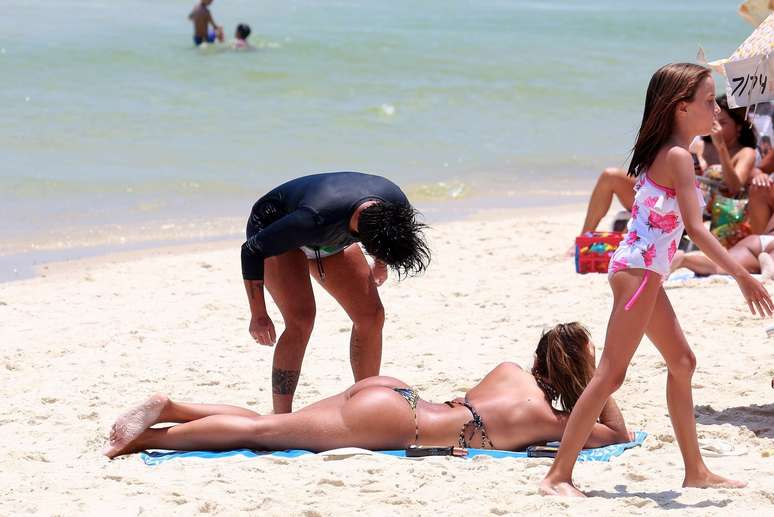 Thammy e namorada curtem praia no Rio 