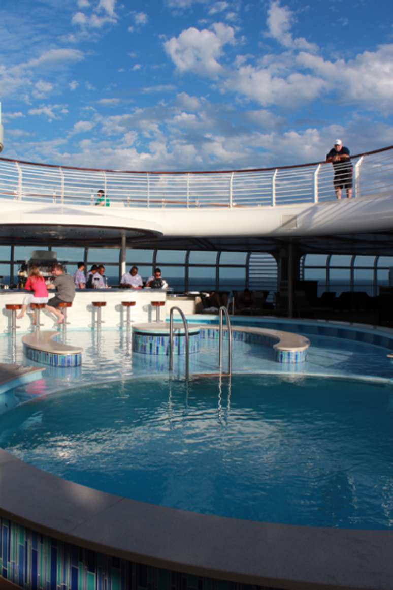 <p>Piscina reservada para adultos</p>