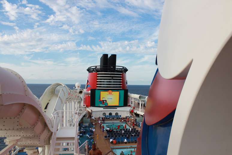 <p>Tela de LED diante da piscina familiar no navio exibe cl&aacute;ssicos e novidades da Disney</p>