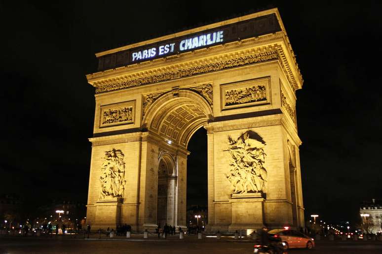 A frase "Paris est Charlie" (Paris é Charlie) pode ser lida em enormes letras na parte superior do monumento de estilo neoclássico