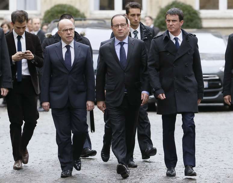 <p>O presidente francês, Francois Hollande (centro), o primeiro-ministro Manuel Valls (à direita) e ministro do Interior, Bernard Cazeneuve (à esquerda) deixam o Ministério do Interior, após uma reunião de crise com prefeitos franceses em Paris, em 09 de janeiro </p>