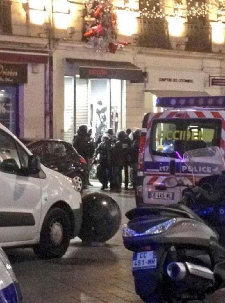 Policiais cercam a joalheria onde duas pessoas são mantidas reféns no sul de Paris