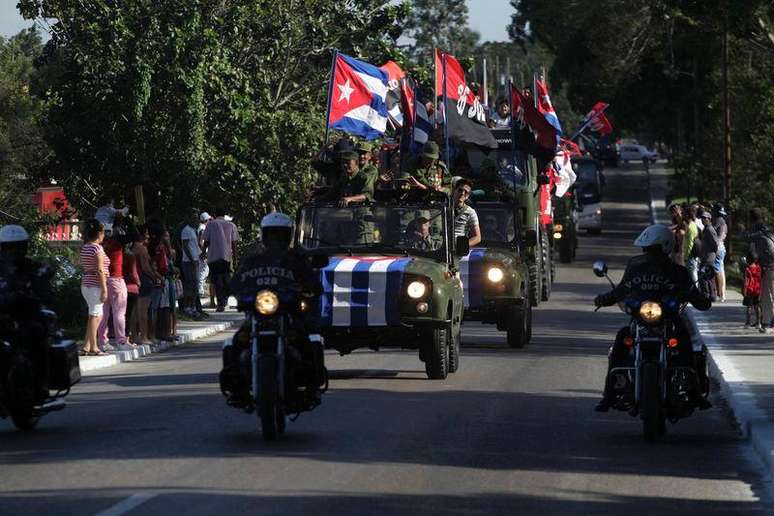 Um comobio de caminhões militares reencena a marcha de Fidel Castro em Havana durante a revolução cubana de 1959. 09/01/2015