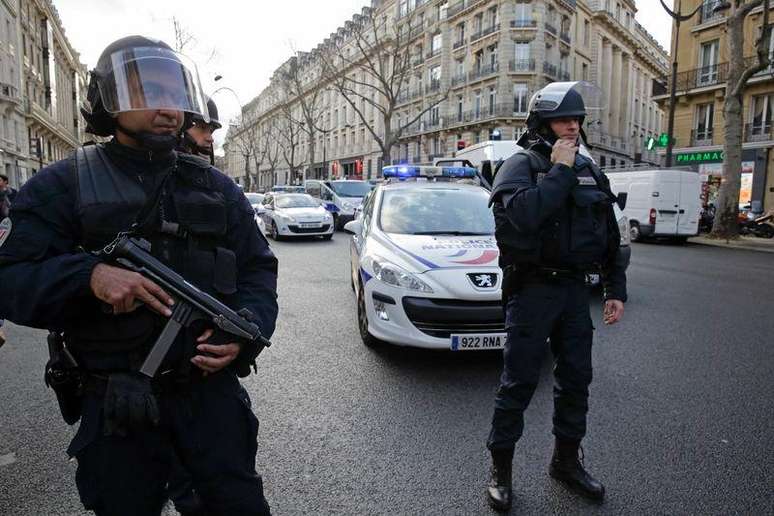 <p>Terroristas teriam sido 'ativados' para buscarem alvos policiais na França, disse uma fonte da polícia à CNN</p>