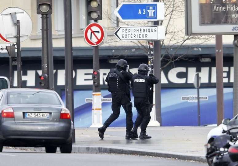 <p>Polícia francesa cerca supermercado em Paris, onde pessoas são mantidas reféns</p>