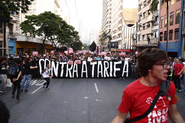 <p>Cerca de duas mil pessoas participam do protesto, que acontece sem ocorrências graves</p>