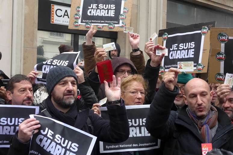 <p>O secretário-adjunto da FIJ, Anthony Bellanger (com crachá vermelho), coordenou a manifestação de jornalistas em Bruxelas</p>