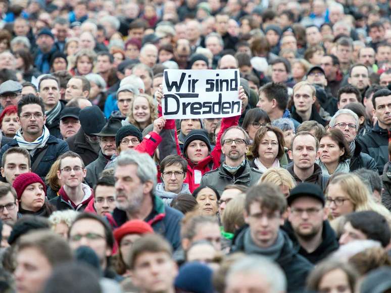 <p>&quot;N&oacute;s somos Dresden&quot;, diz o cartaz em alem&atilde;o, uma forma de solidarizar-se com as v&iacute;timas dos recentes ataques em Paris</p>