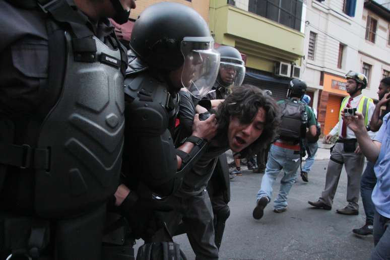 Manifestante é detido por policiais durante ato contra o aumento da tarifa dos transportes em São Paulo