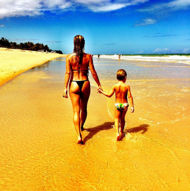 Danielle Winits publica foto com o filho no Instagram 