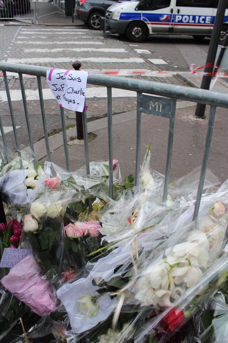 <p><em>"Eu sou Charlie, judeu e francês</em>", diz cartaz em meio a flores</p>