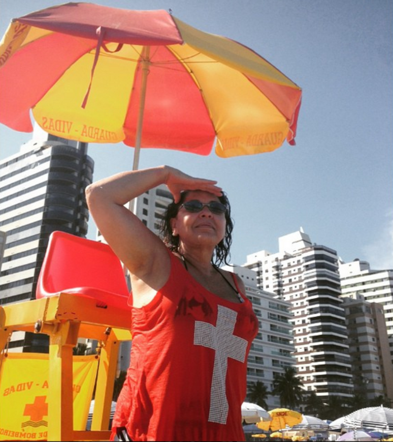 Roberta Miranda se veste com salva-vidas