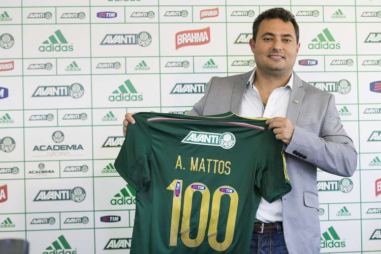 Alexandre Mattos, diretor de futebol do Palmeiras, rapidamente se tornou querido pela torcida por trazer 14 reforços em uma semana de trabalho