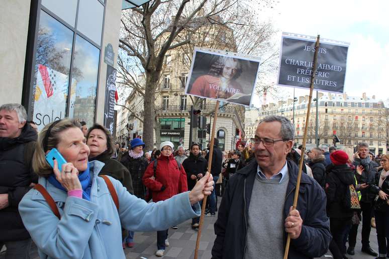 Aposentados levaram imagem de Voltaire para a passeata