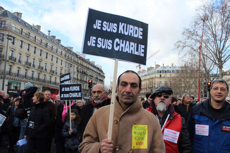 Manifestante curdo fez sua homenagem para Charlie Hebdo