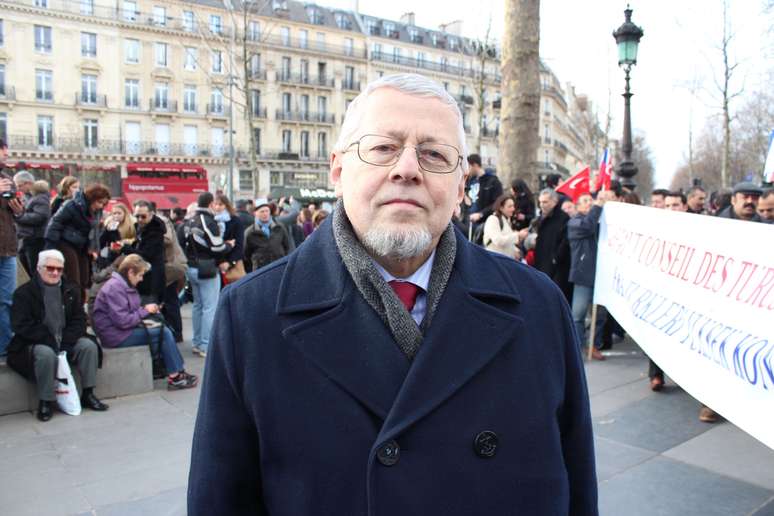 Turcos que moram em Paris foram à marcha prestar solidariedade aos franceses