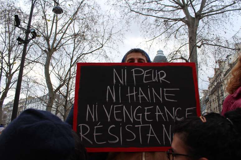 "Nem medo, nem ódio, nem vingança - resistência", diz cartaz de cineasta tunisiana