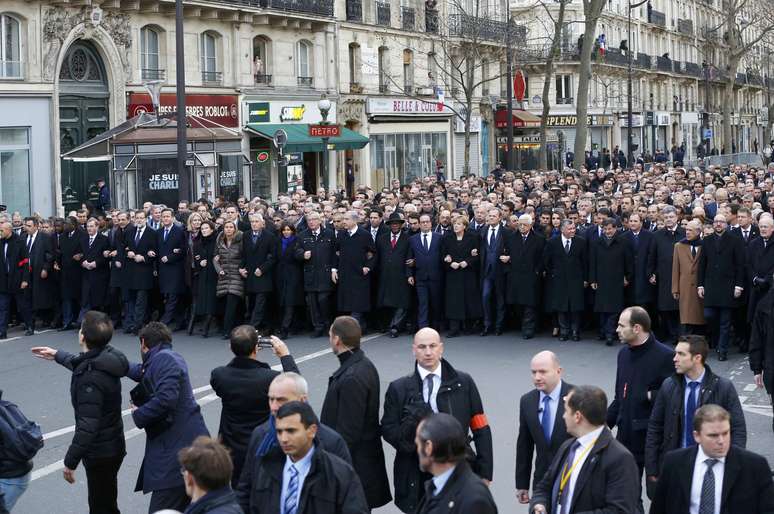 De braços dados, líderes mundiais marcham pela liberdade de expressão e em homenagem aos mortos nos atentados de Paris