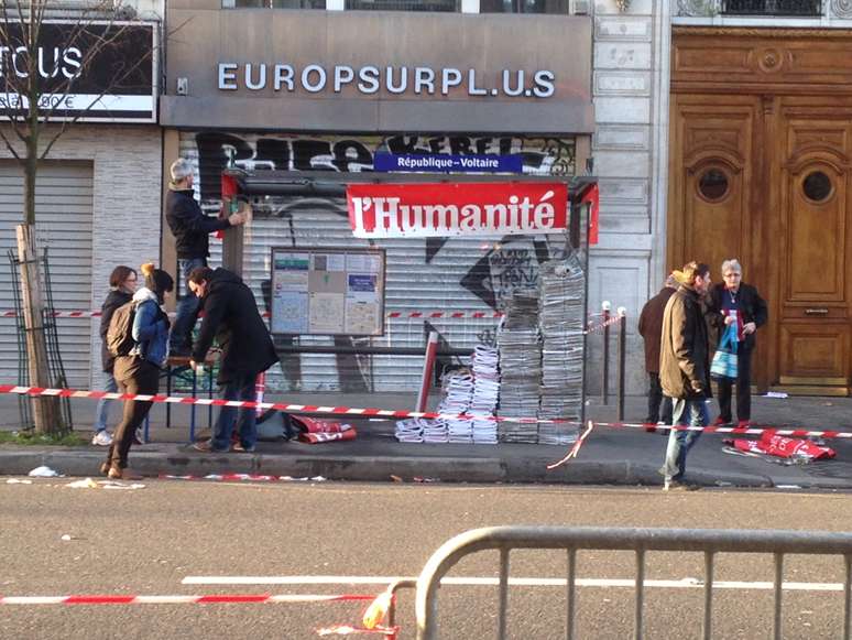 O jornal de esquerda lHumanité vendia sua edição especial deste domingo, em homenagem aos mortos no semanário satírico Charlie Hebdo