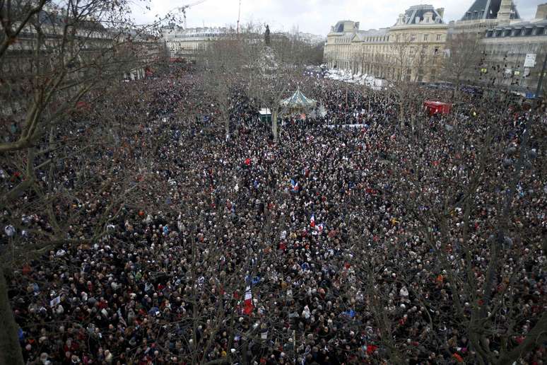 Milhares de pessoas ocupam a Praça da República em Paris para a Marcha pela Unidade