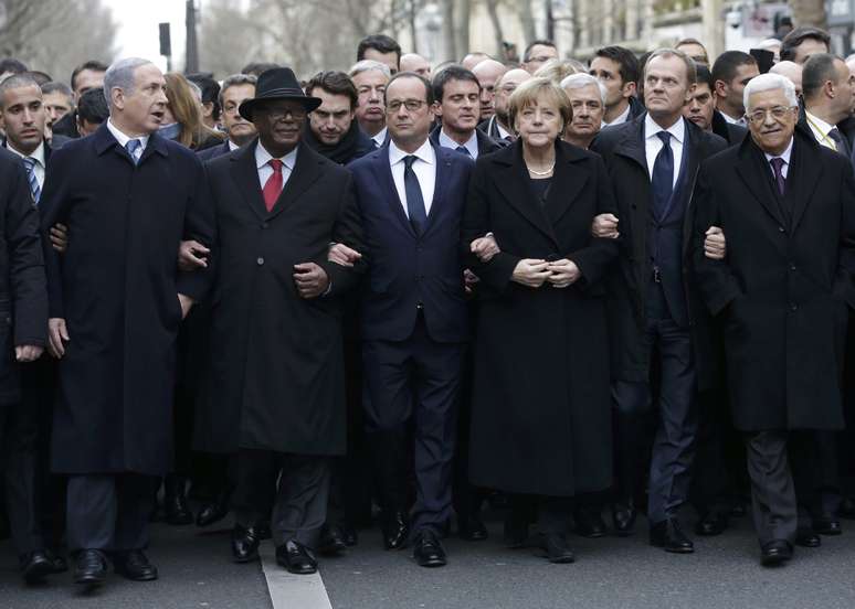 <p>Ao todo, 40 l&iacute;deres mundiais perfilam com os bra&ccedil;os entrela&ccedil;ados em passeata em Paris, em torno do presidente franc&ecirc;s, Fran&ccedil;ois Hollande</p>