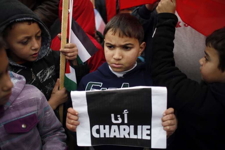 <p>Em Ramallah,&nbsp;os manifestantes tamb&eacute;m exibiram cartazes &quot;Eu sou Charlie&quot; (em franc&ecirc;s, &quot;Je Suis Charlie&quot;), escrito em &aacute;rabe</p>