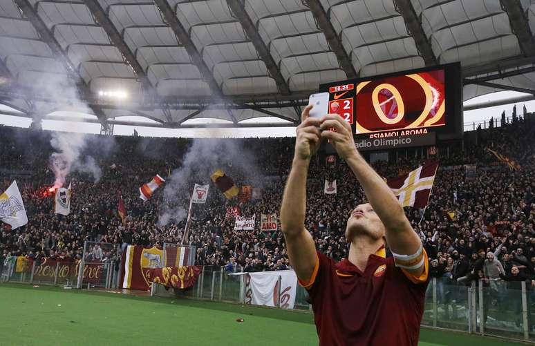 Totti faz selfie ap&oacute;s marcar para Roma