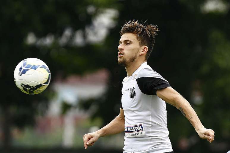 <p>Lucas Lima quase deixou o Santos no início do ano para o futebol chinês</p>