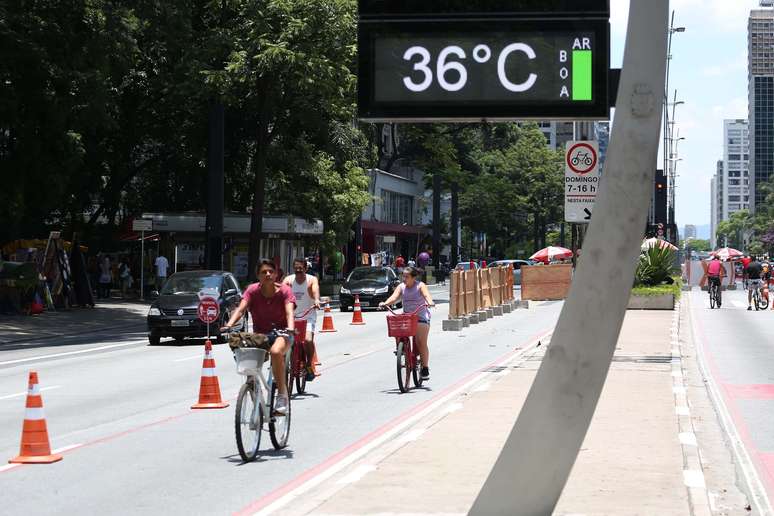<p>Termômetro de rua da avenida Paulista registrou 36°C neste dominto</p>
