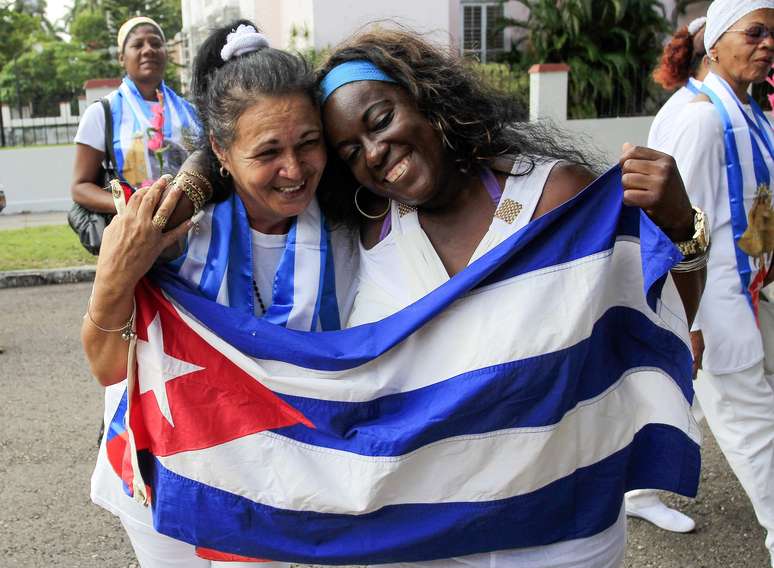 Dissidentes soltas recentemente Aide Gallardo e Sonia Garro posam com bandeira de Cuba durante marcha em Havana. 11/01/2015