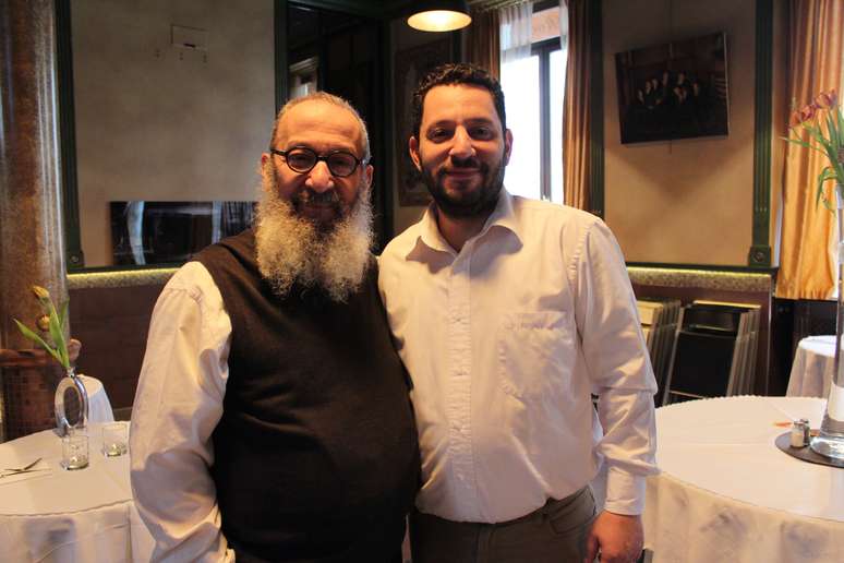 Claude Journo cuida da cantina da escola com seu filho