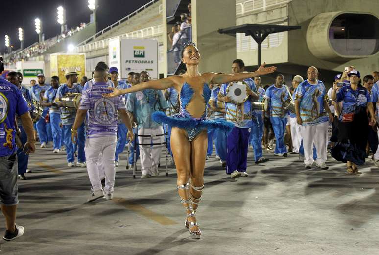 Sabrina Sato é rainha de bateria da Vila Isabel 