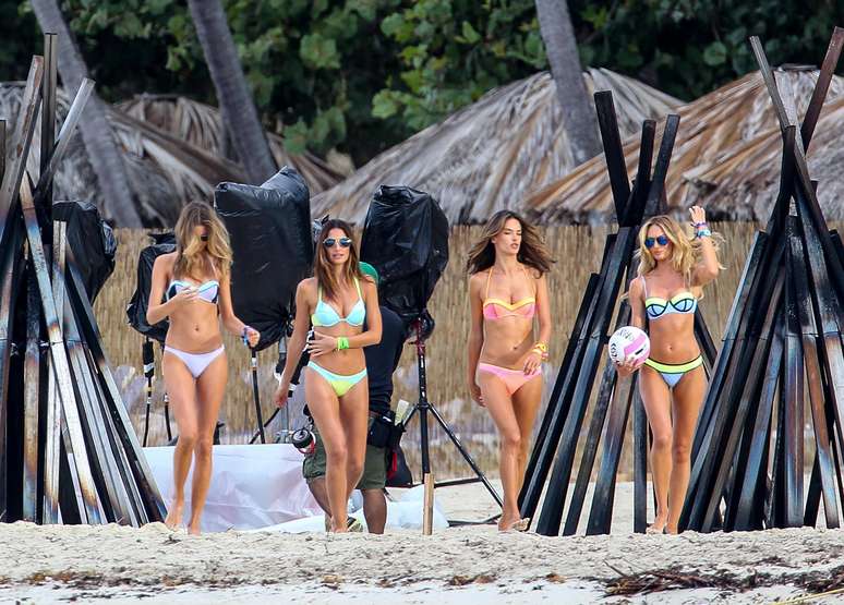 Alessandra Ambrósio, Candice Swanepoel, Lily Aldrigde e Behathi Prinsloo fizeram um ensaio de tirar o fôlego de qualquer um em Porto Rico, no último fim de semana. As modelos da grife Victoria's Secret, conhecida como "angels", fizeram poses vestindo biquínis enquanto eram flagradas pelos paparazzi.