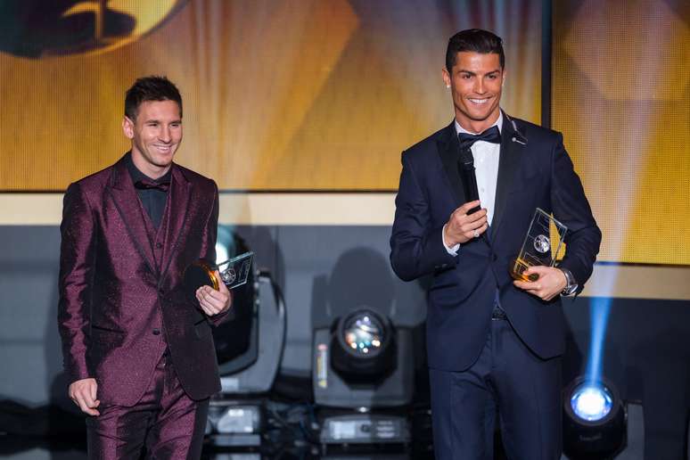 Messi e Cristiano Ronaldo recebem prêmio da seleção da Fifa