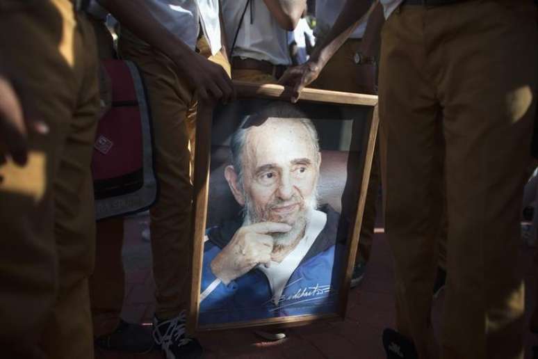 Estudantes seguram um retrato do ex-líder cubano Fidel Castro durante uma marcha em Havana, Cuba, em setembro do ano passado. 30/09/2014