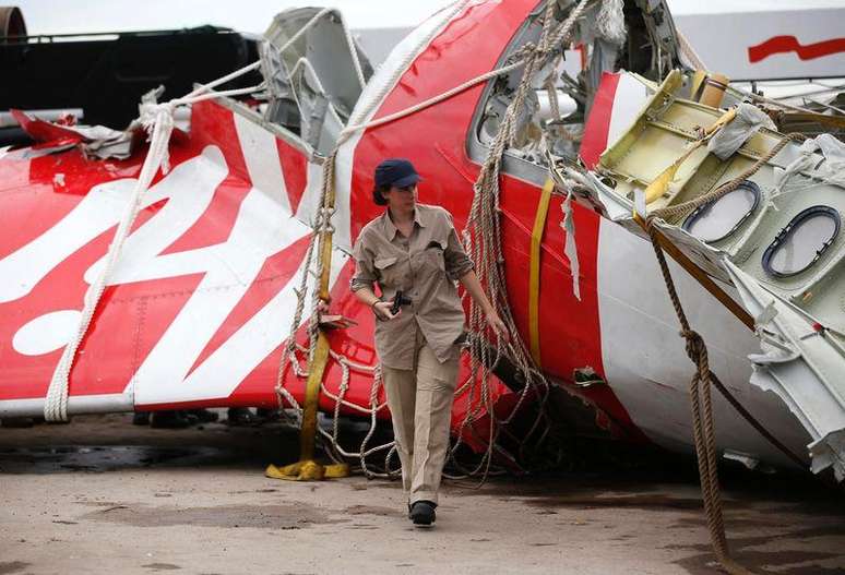 Investigadora da Airbus passa por destroços do avião da AirAsia que caiu no mar após decolar da Indonésia. 12/01/2015