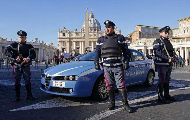 Policiais italianos fazem patrulha em frente à Praça de São Pedro, em Roma. 12/01/2015