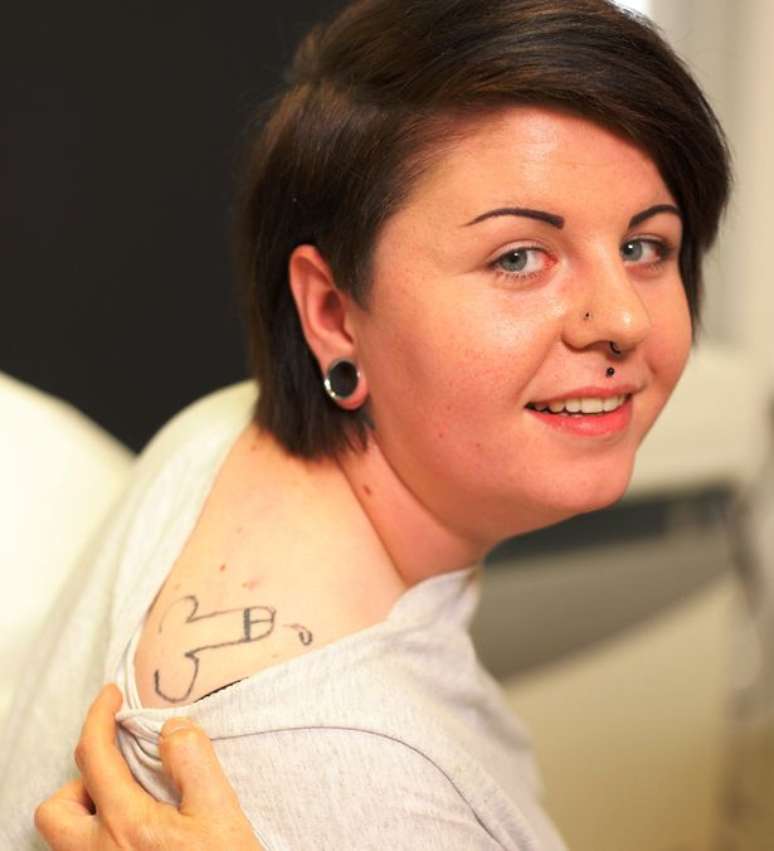 Britânica mostra tatuagem de pênis feita durante uma festa