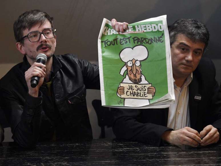 Chargistas apresentam a edição de amanhã do Charlie Hebdo 