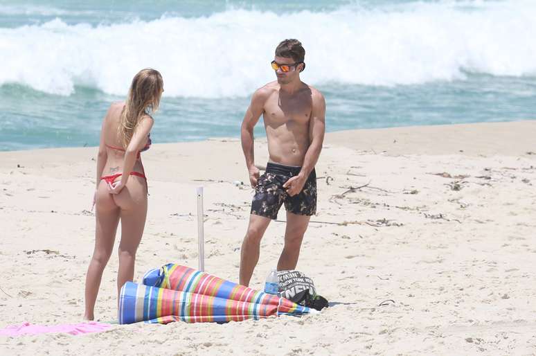 Kayky Brito e a namorada na praia da Reserva 