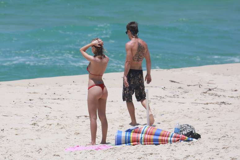 Kayky Brito e a namorada na praia da Reserva 