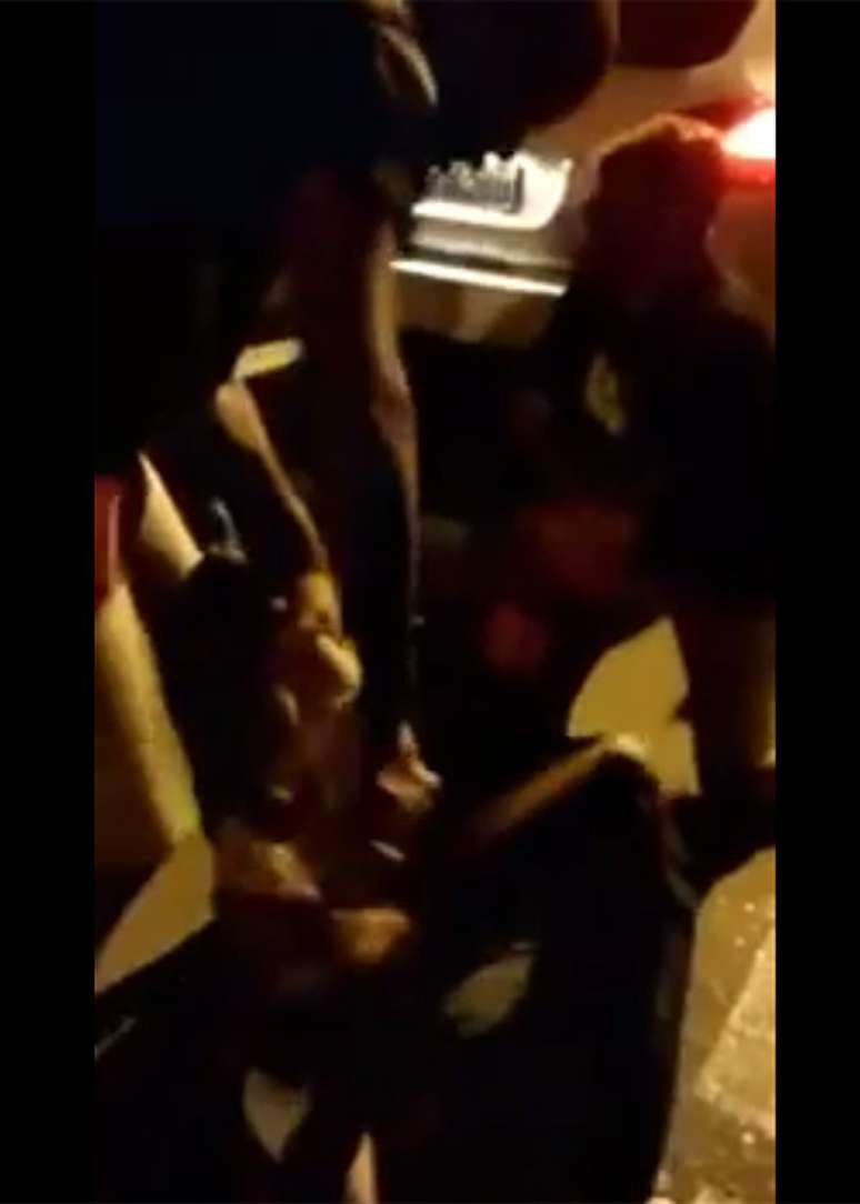 <p>Imagens mostram zagueiro Dedé brigando com um homem no chão de uma rua</p>
