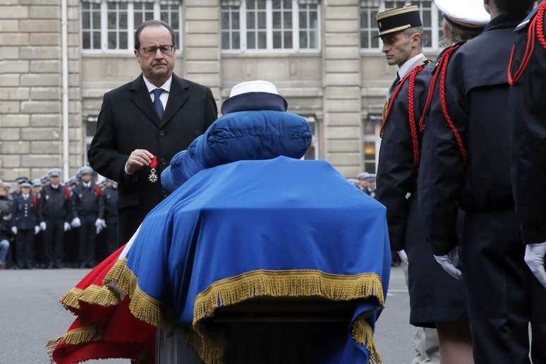 <p>O presidente francês, François Hollande assiste a uma homenagem nacional para os três policiais mortos durante os ataques da semana passada por militantes islâmicos</p>