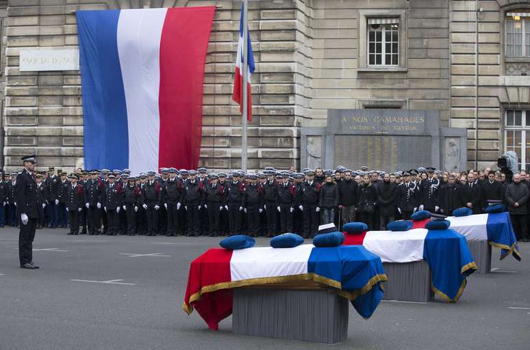 <p>Policiais franceses mortos receberam homenagens nessa terça-feira</p>