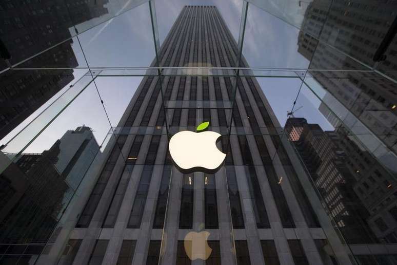 <p>Logotipo da Apple em loja da empresa na 5ª Avenida em Nova York</p>