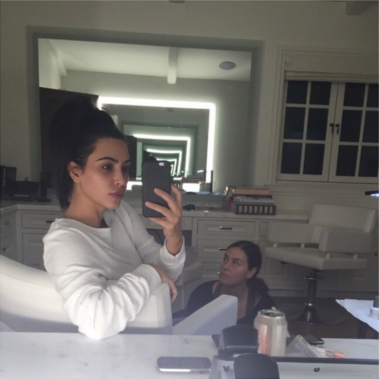 Kim Kardashian posa sem maquiagem 