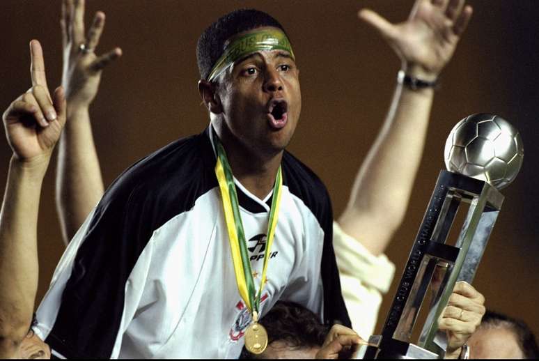 Marcelinho Carioca levanta taça do Mundial de 2000